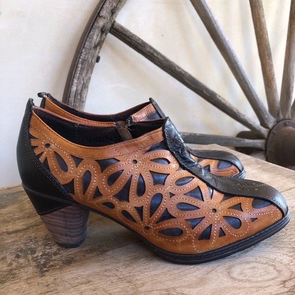 L'ATISTE Shoes - L’ARTISE Brown Tan Flower Leather Bootie Heels 37